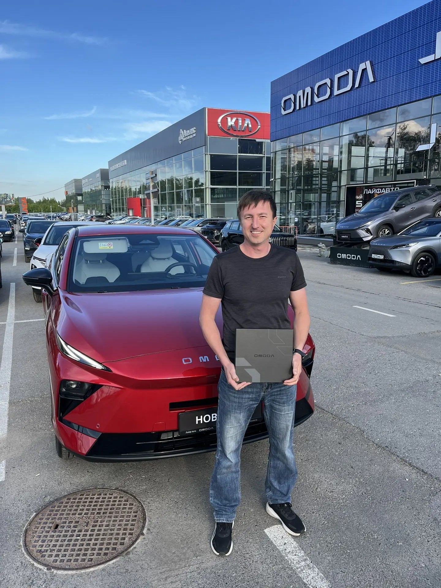 Покупатель OMODA в автосалоне Лайф Авто