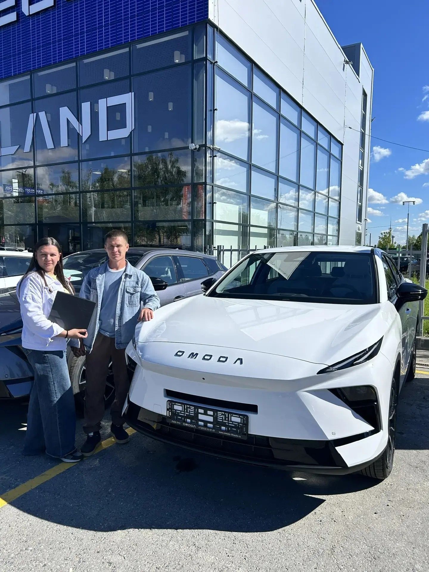 Владелец OMODA получает ключи от автомобиля